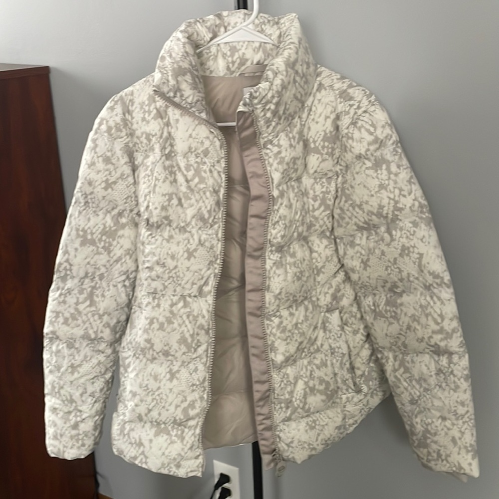 New worn athleta full zip white pattern jacket